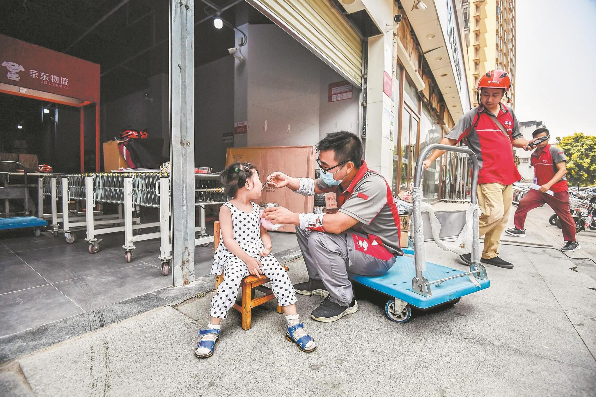 快递|武汉一快递员腰系脑瘫女儿送快递,居民称其“袋鼠爸爸”