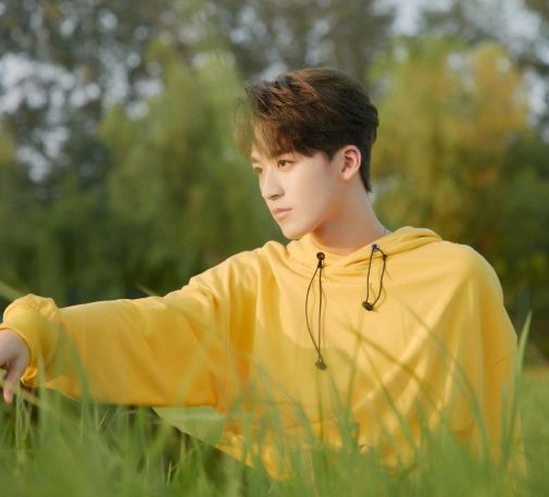  一旁|何洛洛直播翻车！自曝使用盗版软件沾沾自喜，一旁刘谦赶忙圆场