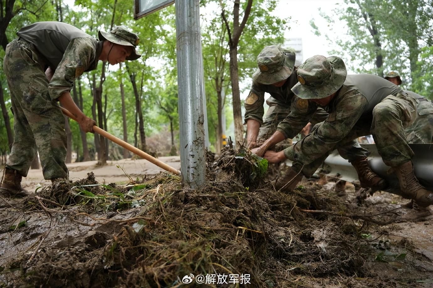 灾后重建，子弟兵在行动