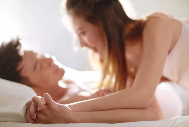 红墨水|一夜激情后男子求复合仍遭拒，他将女友活生生捂死，自己喝下农药后穿着花内裤爬出房间喊救命