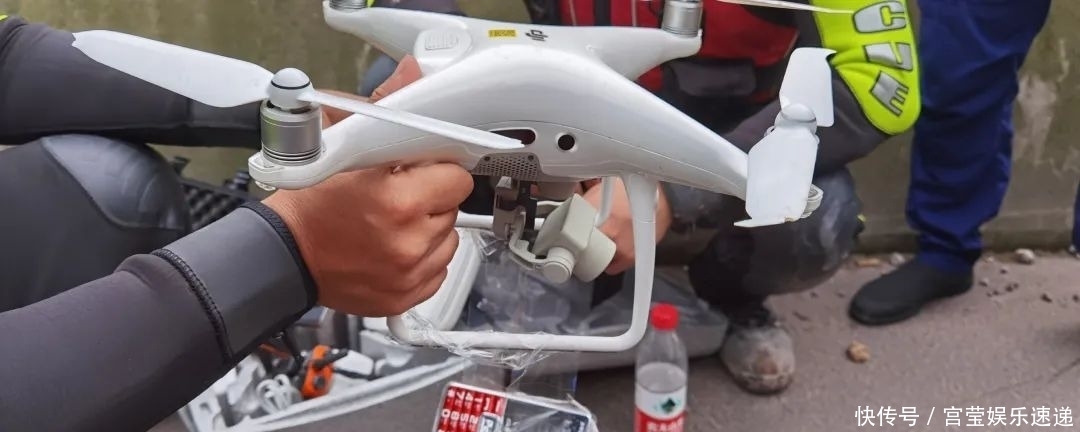 突发|突发险情：乐英三人被困，救援人员用无人机送手机食品