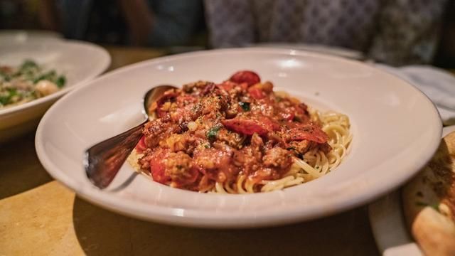 迪拜|迪拜人吃什么?到菜市场转一圈就明白了,帝王蟹、鲨鱼,应有尽有