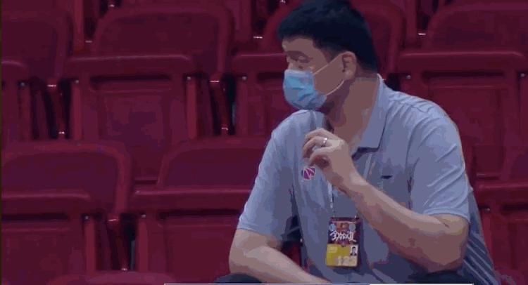  再度|真不省心！常规赛收官姚明再度现身球馆，手托下巴陷入沉思太操劳