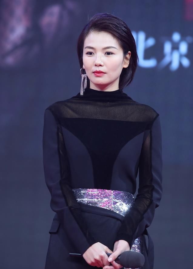  穿搭建议|刘涛气质太“贵气”了，穿黑裙优雅大气，发呆都很“霸气”