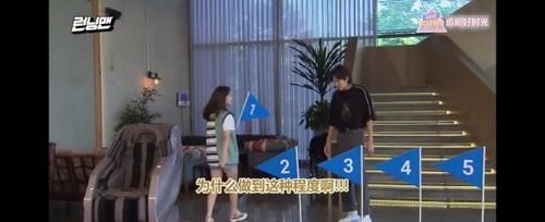  上衣|宋智孝在镜头前撩起上衣戴麦克风 露出肚子上的肉肉被弟弟们议论