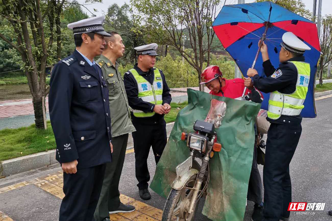 摩托车违法加装遮阳|雨天摩托“打伞”埋隐患 临武交警重新摁下“整治键”