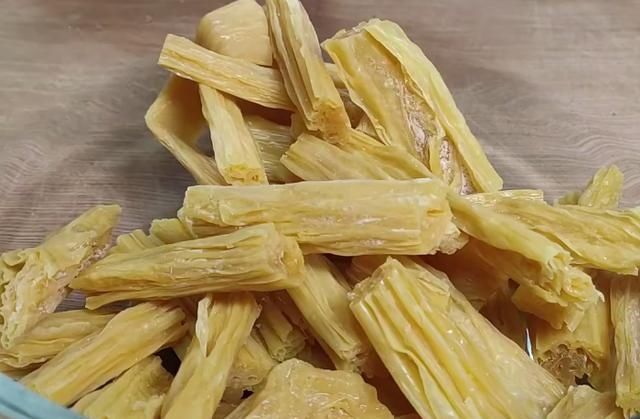  洋葱|腐竹这样做太好吃，热油一淋，简单一拌，香辣又营养，家人特喜欢
