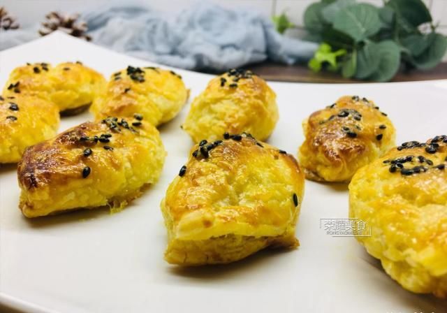  香甜|懒人版榴莲酥做法，实在太简单了，皮焦香酥脆馅香甜，比买的好吃