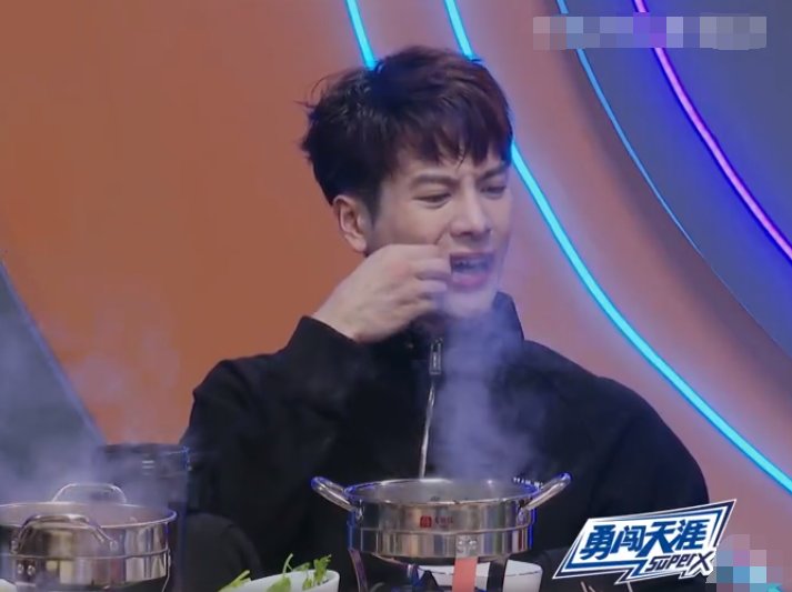  王一博|王嘉尔初学嗑瓜子，王一博露牙演示，两个铁憨憨要多笑几遍