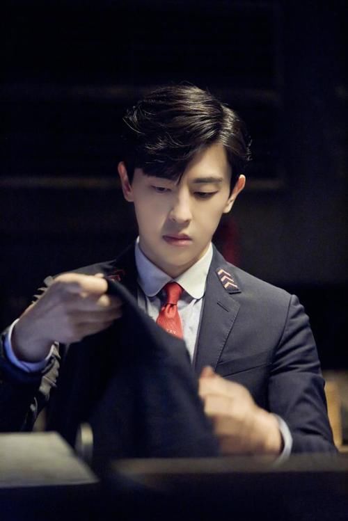  心疼|杨幂好惨！节目中惨遭邓伦拖行一米远，网友笑称不知该心疼谁