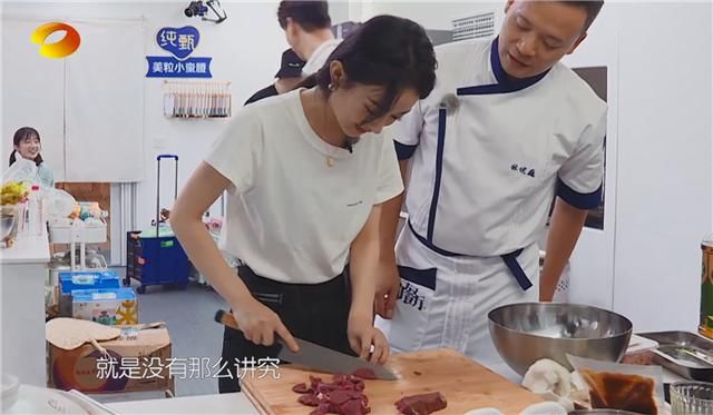  赵丽颖|《中餐厅》赵丽颖首秀厨艺，获林大厨点赞，冯绍峰赚大了