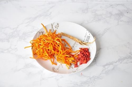  家人|炖鸡汤用凉水还是热水？下厨三十年，我的做法家人都喜欢，喝不腻