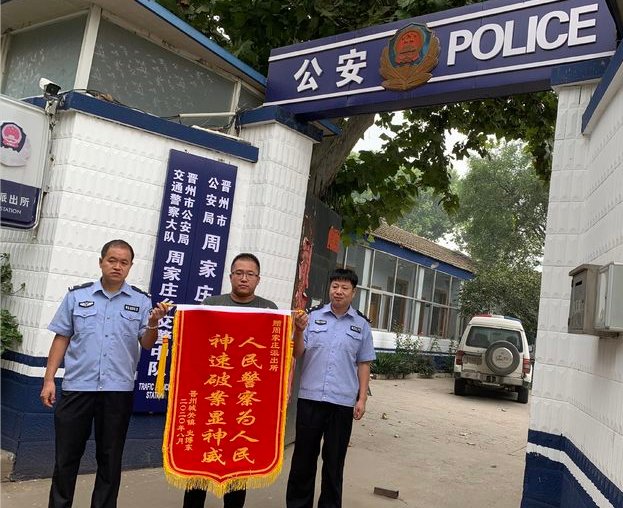 花瓶|价值1800元的花瓶“不翼而飞”，原来是搬家人员不慎打碎随手扔了