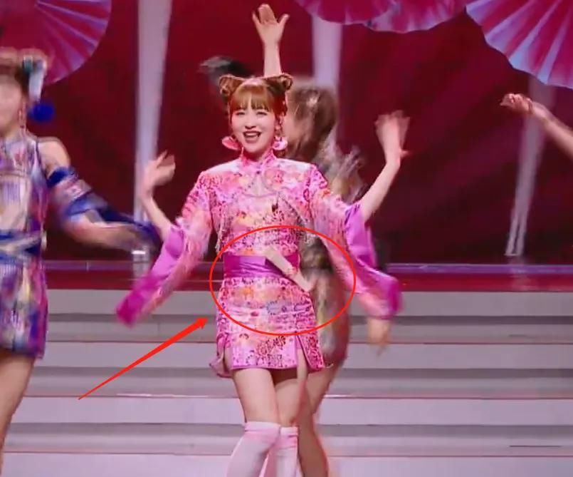  姐妹|《浪姐》第三次公演：金莎表演频繁失误，张雨绮的反应很圈粉！