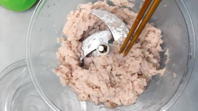 如上图所示|鱼丸在家就能做,把握以下3个环节,担保口感细腻嫩滑又Q弹!