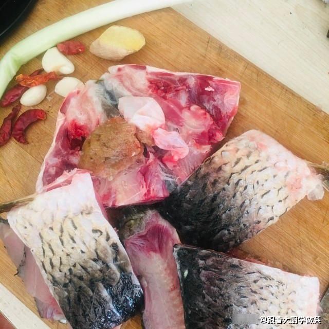 鲤鱼|鲤鱼炖豆腐,鲜香味美,好吃又补钙