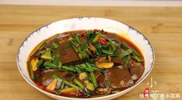 切成|一把韭菜和一块鸭血。如果再加上这一步,鸭血就不会散了