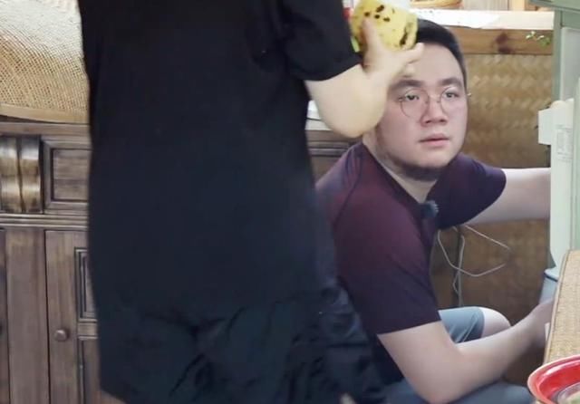  儿子|58岁宋丹丹生活太节俭，变质水果舍不得扔，儿子巴图一脸嫌弃