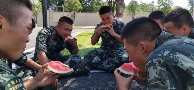 夏日|夏日“送清凉” 真情暖兵心