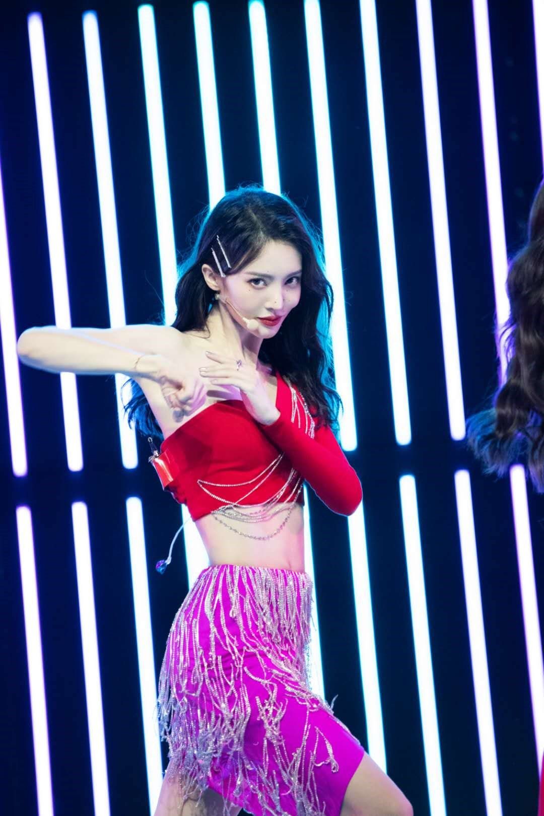  张力|金晨《情人》舞台大秀钢管舞 舞台张力再度爆发