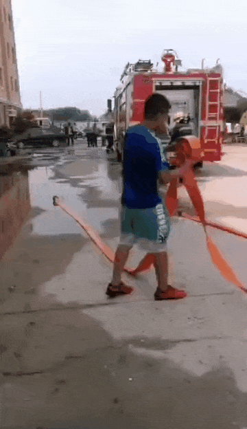  张侠|神操作！邻居家起火，他把自己装进垃圾桶……