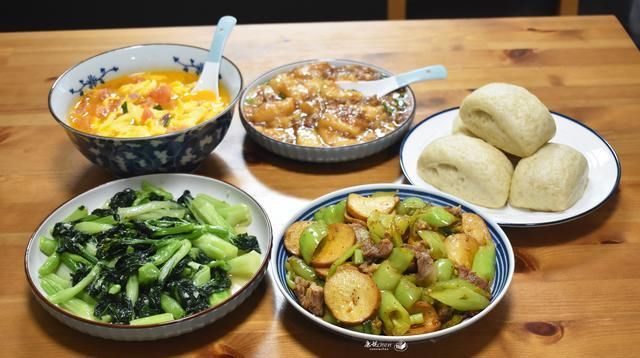 白菜心|?晒母女俩午餐,经济又美味,有荤有素吃得香,网友:确定是亲妈