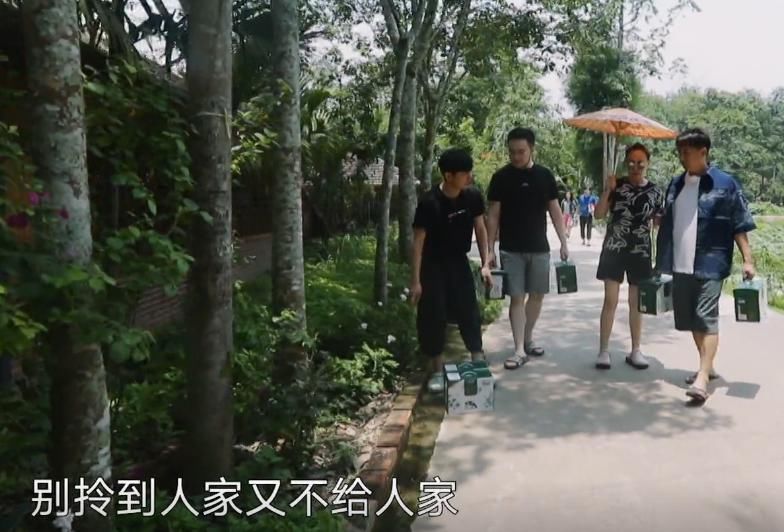 用意|何老师串门前把礼物扔路边不拿,本以为太小气,用意却让人敬佩!