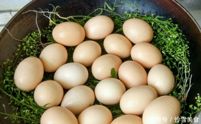煮出来的鸡蛋|煮鸡蛋时不要只知道加盐了,多加一点它进去,鸡蛋又香又嫩还好剥