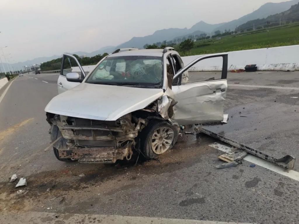  司机|快讯丨象山一司机开车分心，撞上护栏隔离墩…