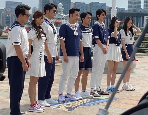  迎来|跑男收官遗憾没能等来老MC，却迎来两位长腿小美女，直接让蔡徐坤原地害羞