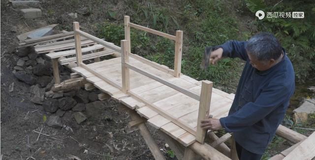  木头|继李子柒后，63岁木工大爷火爆外网，他凭什么月入60万？