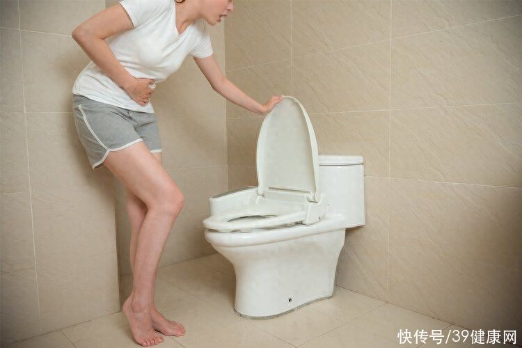 一天拉3次大便是肠癌的前兆吗(一天3次和三天1次大便，哪个更健康？排便4种异常或是肠癌警报)