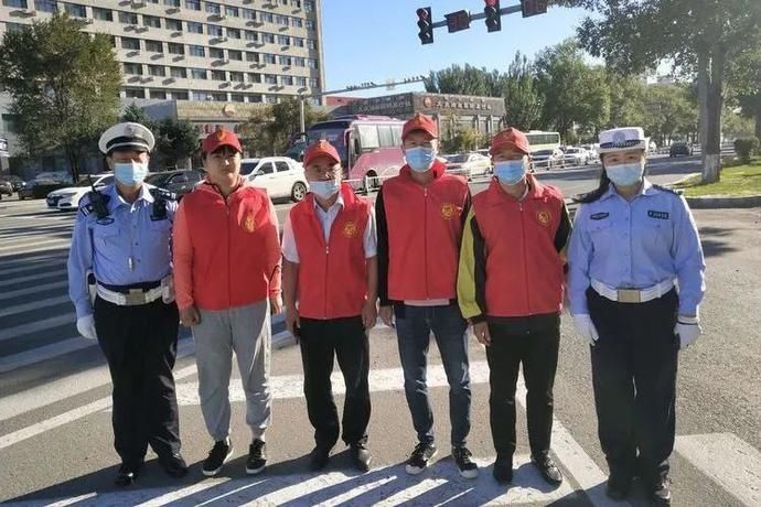 联合|减量控大 | 大庆交警联合志愿者开展文明交通劝导行动