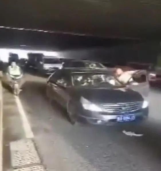 施某|光头男子8秒挥刀10多次，将一男子当街砍死，疑似发生开车纠纷