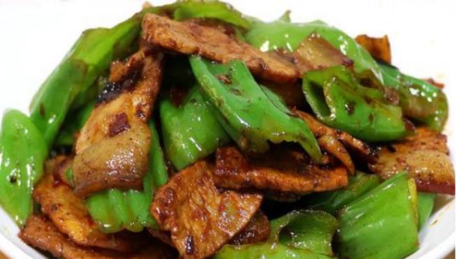  青椒|土豆焖饭，板栗烧鸡汤，青椒回锅肉，鱼板乌冬面的做法