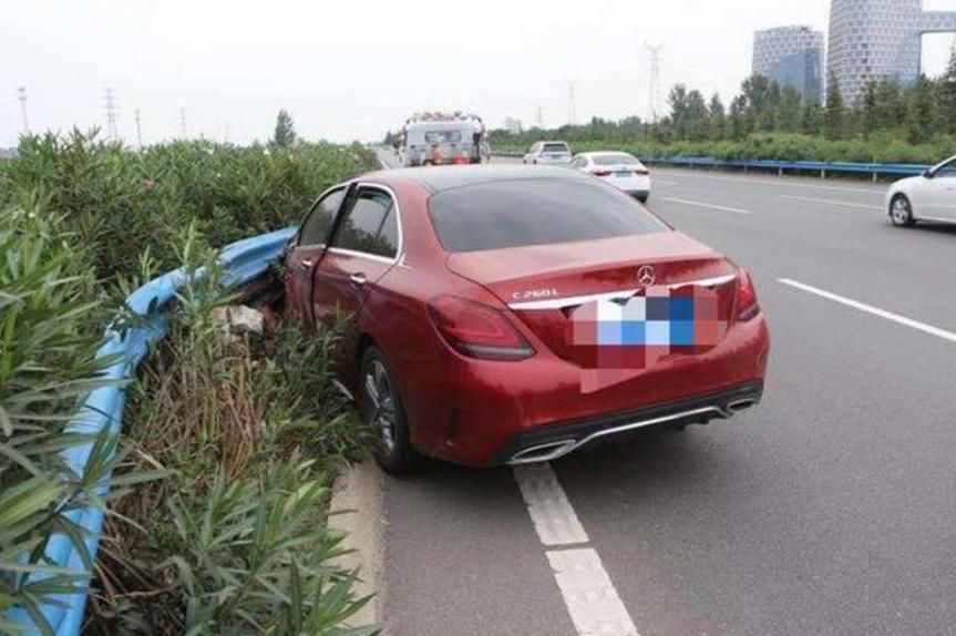  车主|高速犯困闭眼几秒钟，撞上大巴车子报废，车主：车子买了不到半年