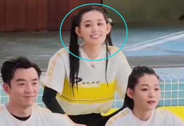  男团|蒋依依和跑男团一起下水，看清她花妆后的颜值，确定有19岁？