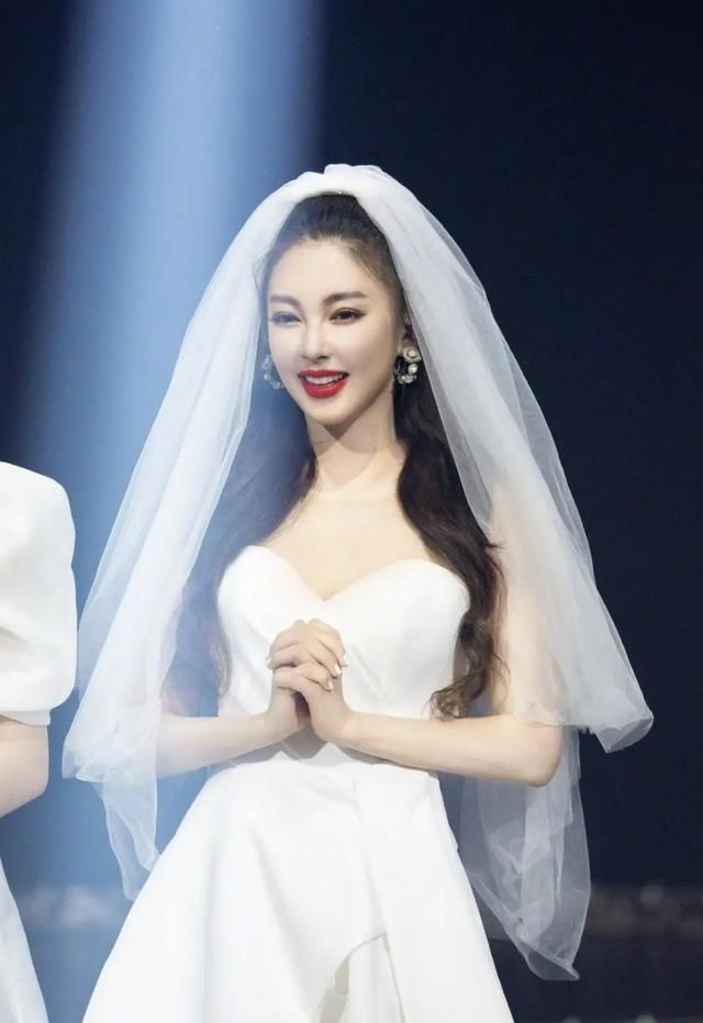  金晨|《浪姐》总决赛姐姐穿婚纱亮相，张雨绮头纱绝美，却被金晨抢风头