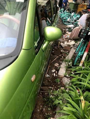 垃圾|熊儿河暗渠段缺乏管理，杂草丛生、垃圾堆积