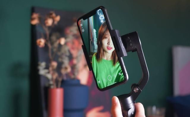  拍出|稳定器越贵越好？飞宇稳定器，低成本玩大动作，还能拍出电影效果