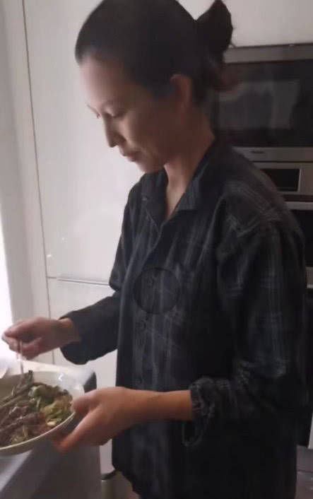  蔡少芬|带娃还做饭！蔡少芬产后3个月下厨炒牛肉，哺乳期午餐只吃2道菜