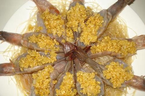  就可以|粉丝版蒜蓉蒸虾，粉丝吸收虾和蒜蓉的鲜味，家宴的场面菜