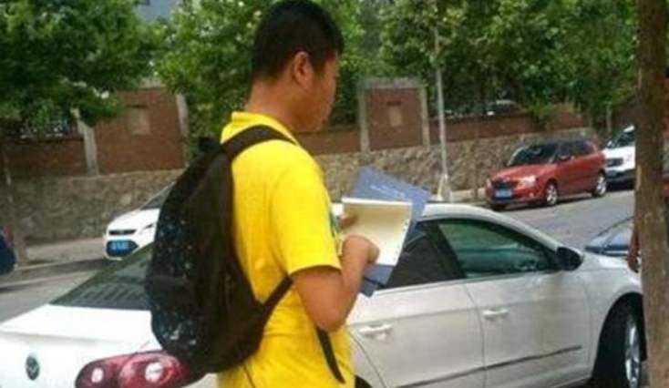 白领|“抄号族”惹众怒,靠抄挪车电话月入过万,比白领工资还高