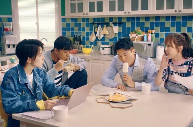  终于|爱情公寓：张伟终于舍得吃“外卖”，看到塑料盒里的面条，打扰了