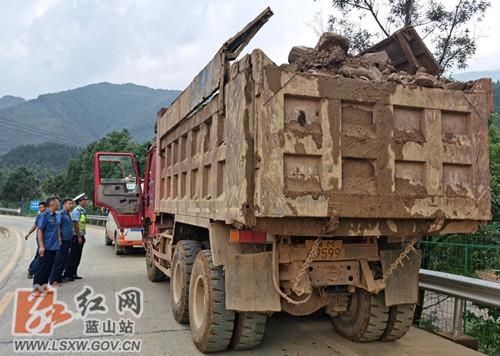 严查|蓝山：节前保畅严查违法超载车