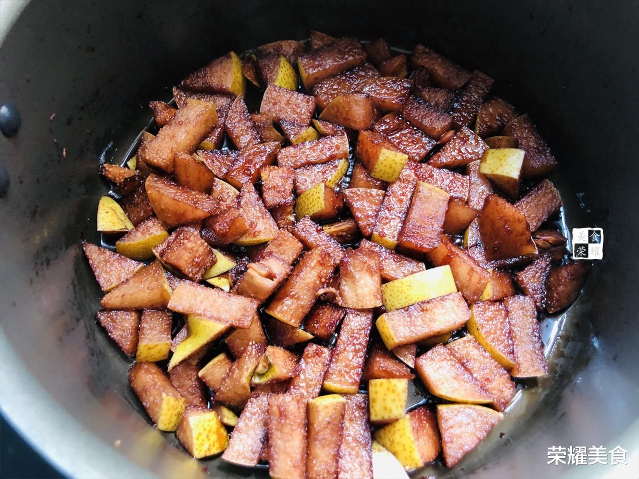  标配|秋天降秋燥，梨子是标配，加点红酒炖一下，效果会更好，不懂可惜