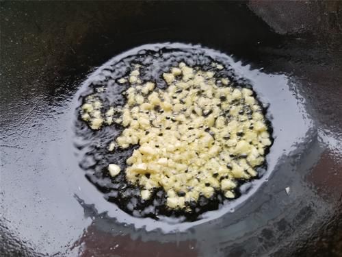  麻辣|冷冻小龙虾尾怎样做好吃？教你这个做法，麻辣鲜香，吃着过瘾