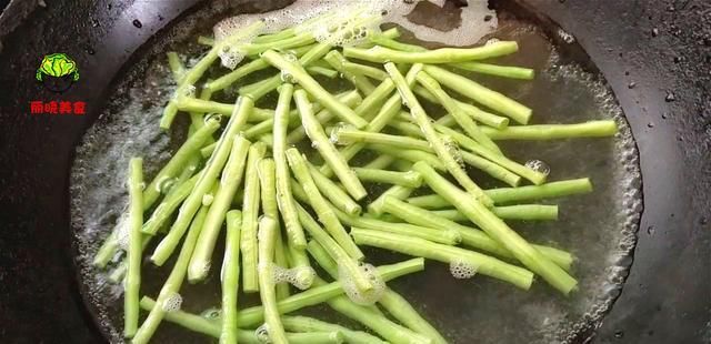  家常|最近网红豆角家常做法火了，3斤都不够吃，不炒也不炖比吃肉还香