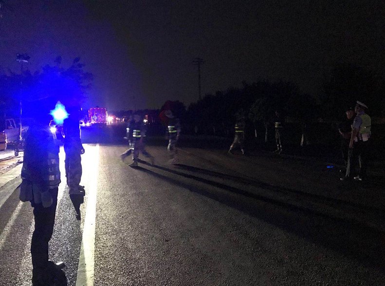  群众|红星现场直击：四川广汉爆炸鞭炮厂附近还有一仓库，当地正在疏散群众