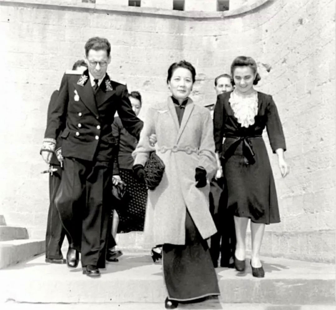 林徽因|无法重拍的瞬间:化妆舞会上的林徽因,吻宋美龄手的麦克阿瑟,划赛艇的梦露